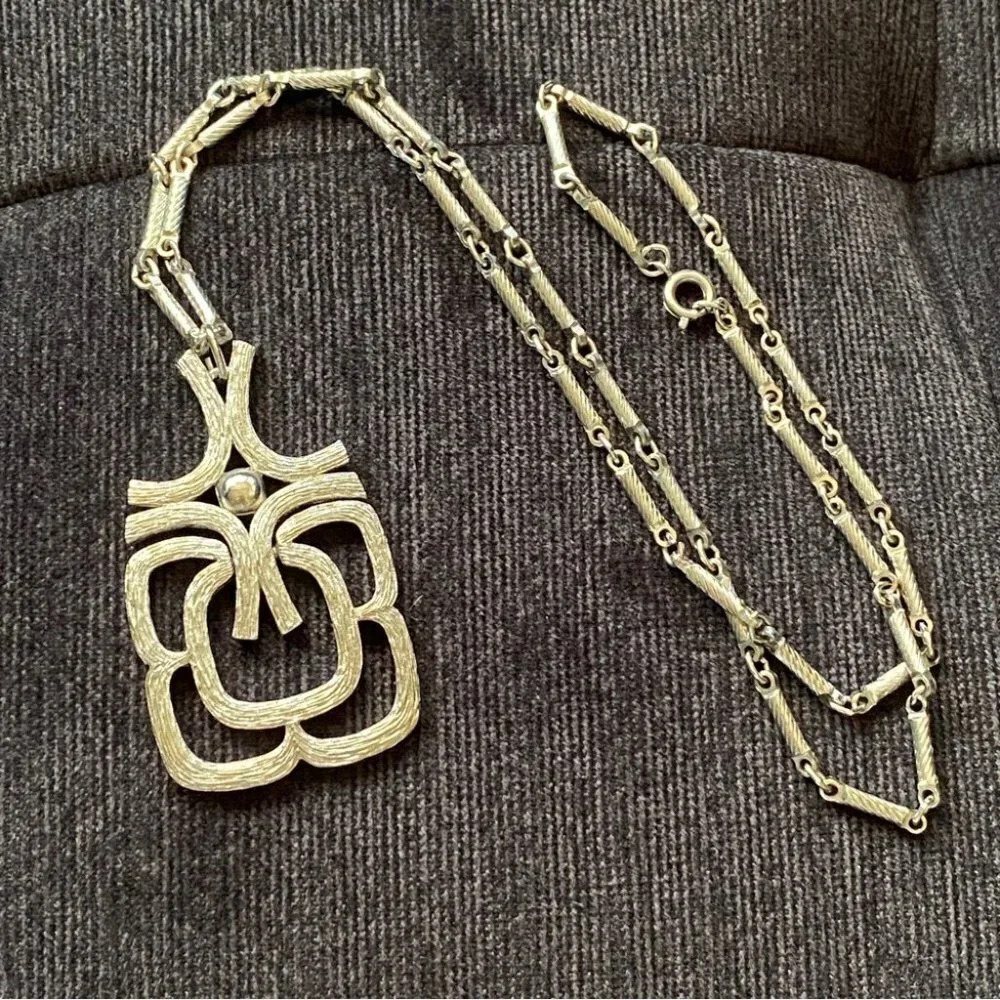 Vintage  Avon 1974 Mayan Silver Pendant Necklace Brutalist Style - Picture 6 of 7